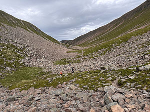 Lairig Grhu hill race. Runners on the boulder field
