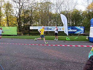 Helensburgh 10K. A runner coming up to the finish line