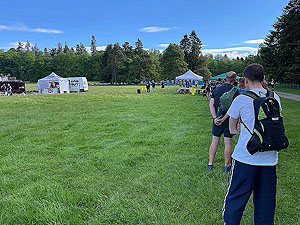 Gallus Running : The line up to the signing in tent
