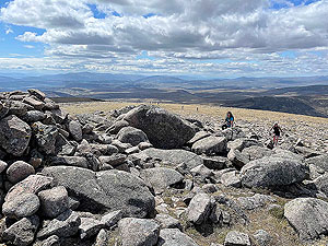 Gallus Running : Rubble and rocks on the top