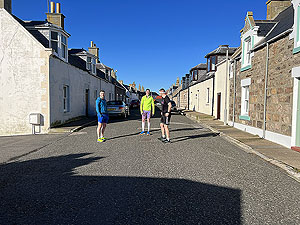 Findochty : Runners trying to warm up in Findochty