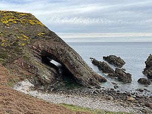 Findochty : More rocks and caves