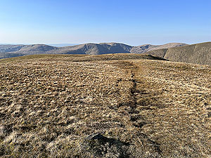 Beinn Dubh : Trail heading away from the top towards the loop