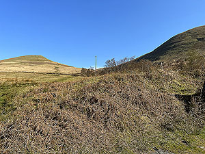 Beinn Dubh : Looking back at the horseshoe from the road