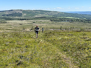 Helensburgh games hill race : Runners on the open climb