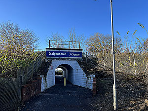 Over the Carman : Entrance to the station - yuk