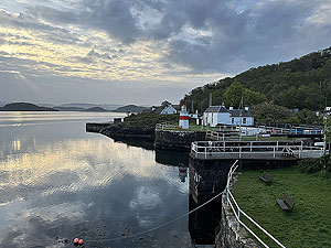 Crinan canal : Entrance to the Crinan canal taken from outside the hotel