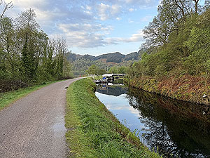 Crinan canal : Coming up to the first swing bridge