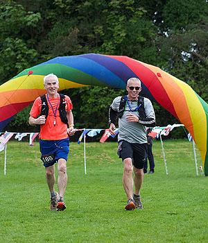 Devil O Highlands : Two runners close in on the finish