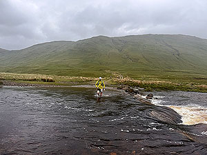 Glen Lyon Trail Race : River crossing from other side