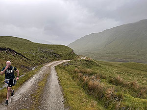 Glen Lyon Trail Race : Starting to run into the strong wind