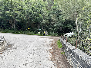 Caringorms trail marathon:  : Marshal points the way